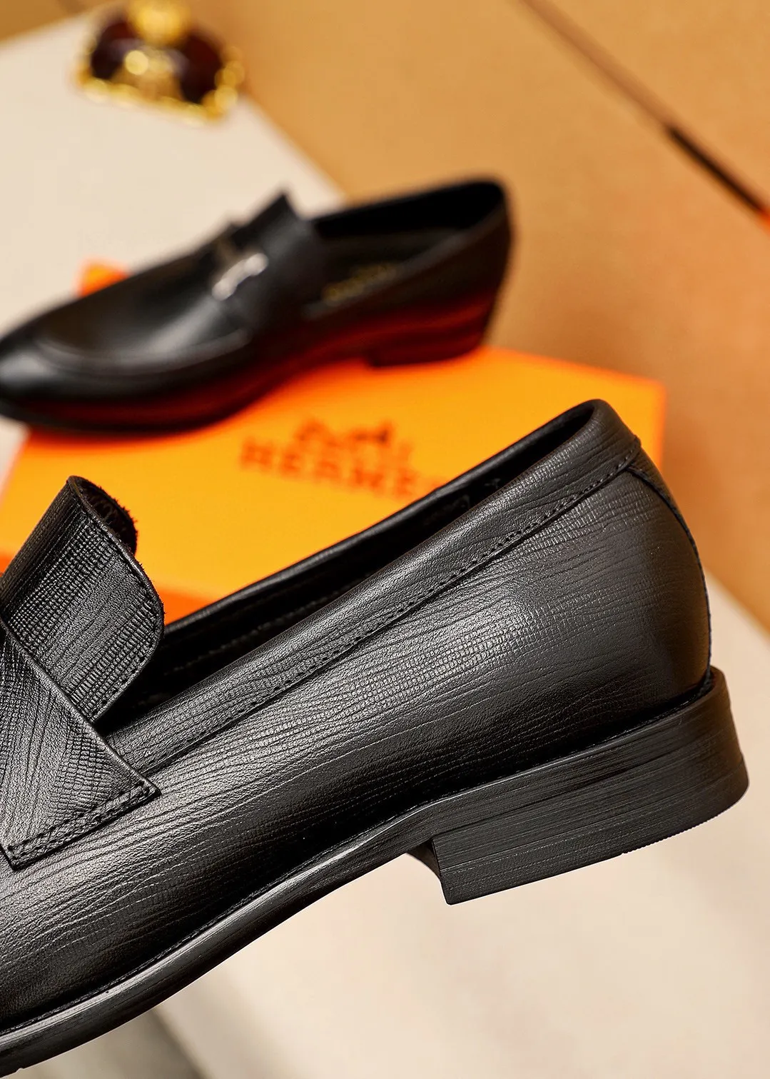 Men's shoes 💰480 💐 Product trademark: HERMES "Hermès" casual leather shoes Regular size: 39-44 (38.45.46🉑️Customized) Product materials: Selected imported first-layer calfskin embossed upper + classic hardware buckle, imported water-dyed cowhide lining. Strong three-dimensional visual effect, combined outsole Color: 1⃣️color optional